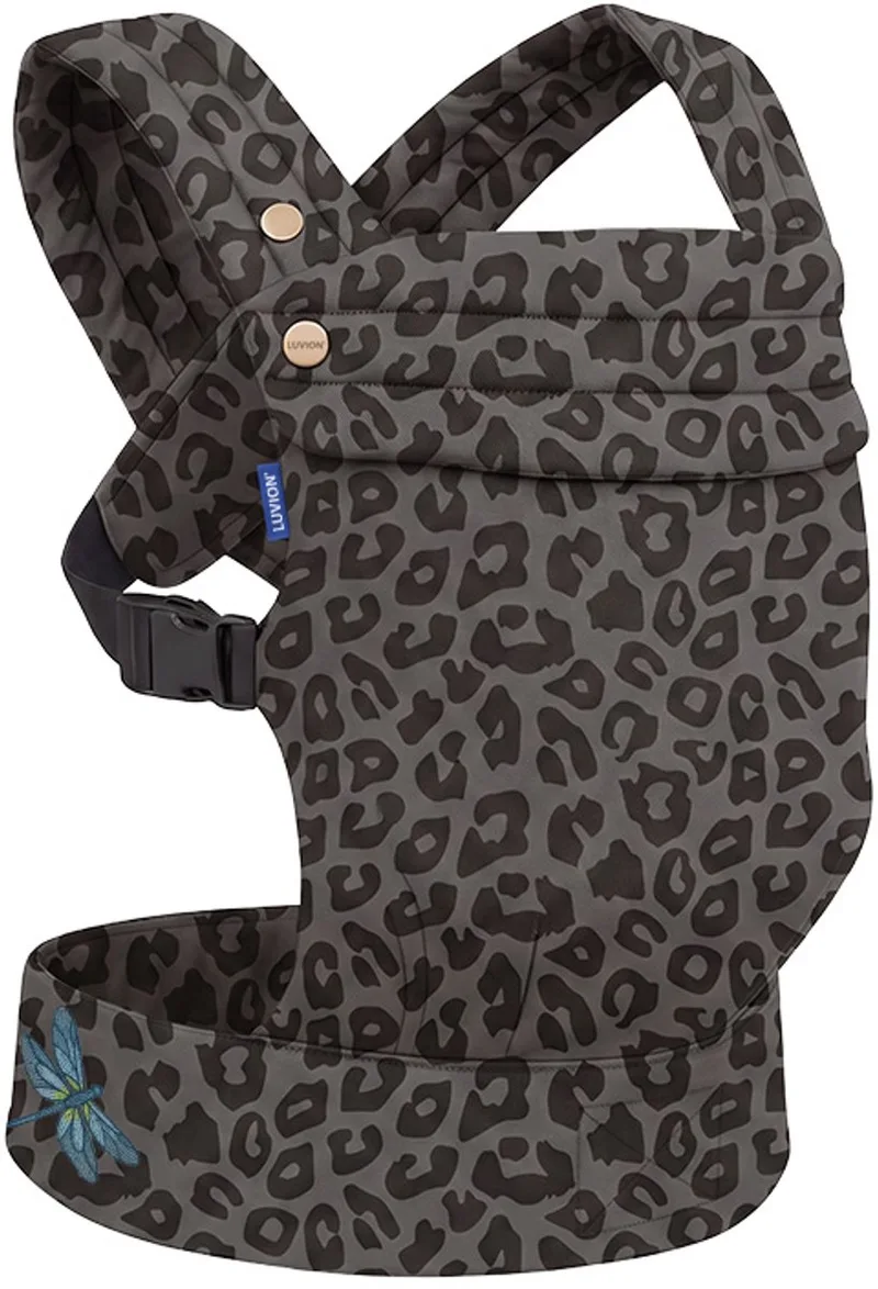 Baby carrier MILANO Grey Leopard - Draagzak Baby - Ergonomische Buikdrager en Rugdrager - OEKO-TEX® Katoen - Grijs met Luipaard Patroon van Luvion in Grijs (luipaard patroon) – productfoto