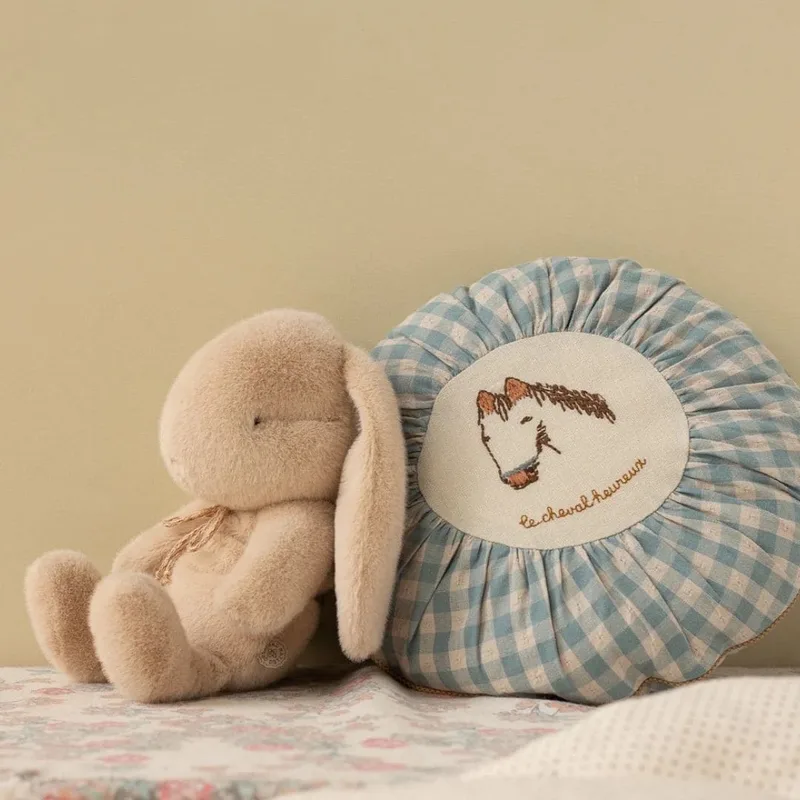 knuffelkonijn bunny plush - latte small fra Maileg – produktbillede 3 af 3