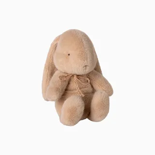 knuffelkonijn bunny plush - latte small fra Maileg – produktbillede 1 af 3