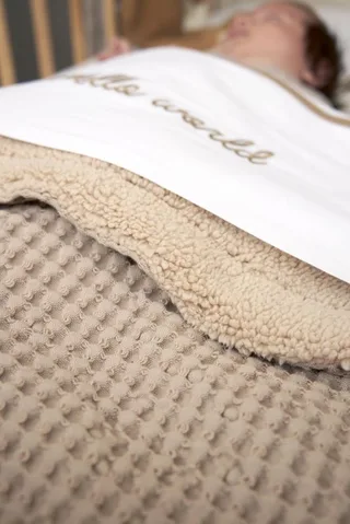Deken Ledikant Meyco Wafel Teddy Sand från Meyco – produktbild 4 av 4