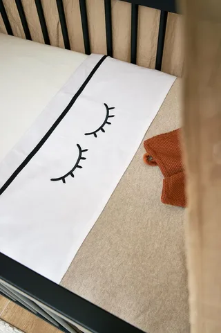 Knit Basic wiegdeken - 75x100cm - 1.0 TOG von Meyco in Sand Melange – Produktfoto 4 von 4