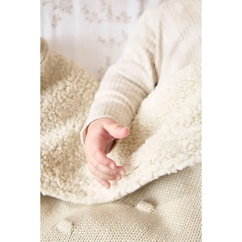 Knots teddy wiegdeken - 75x100cm - 2.0 TOG van Meyco in Soft Sand – productfoto 5 van 6