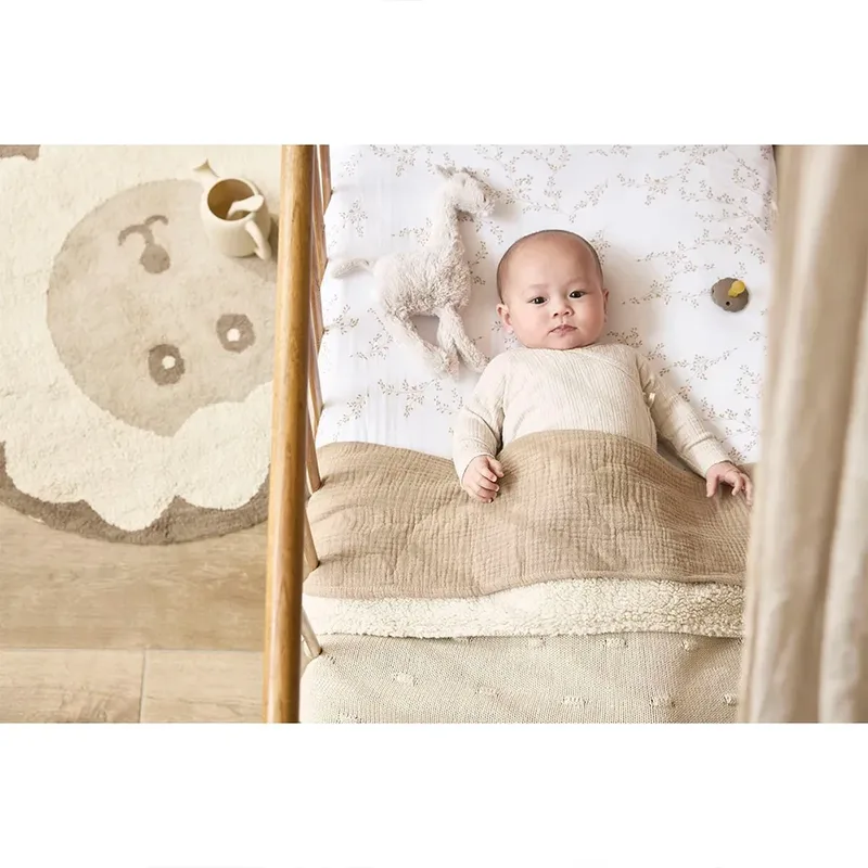 Knots teddy wiegdeken - 75x100cm - 2.0 TOG van Meyco in Soft Sand – productfoto 6 van 6