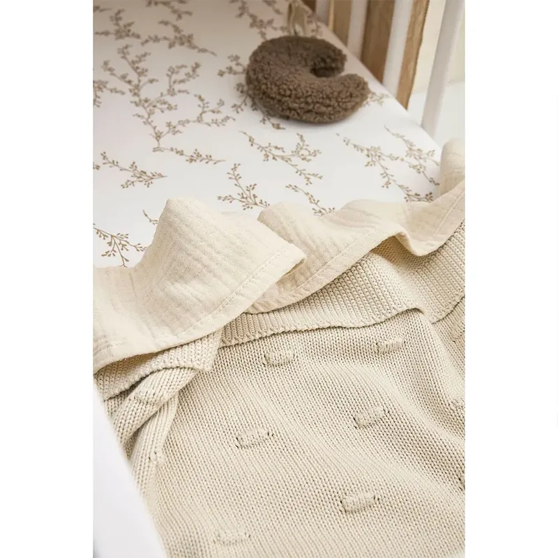 Knots wiegdeken - 75x100cm - 1.0 TOG fra Meyco i Soft Sand – produktbillede 3 af 6