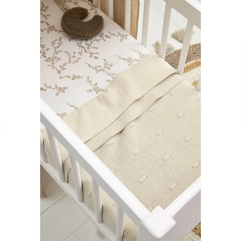 Knots wiegdeken - 75x100cm - 1.0 TOG fra Meyco i Soft Sand – produktbillede 4 af 6