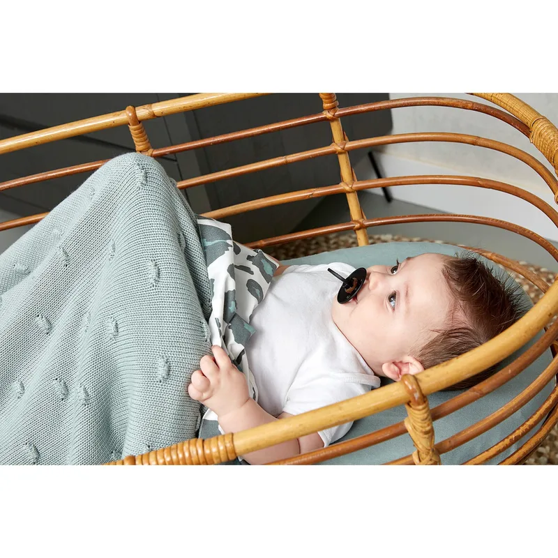 Knots wiegdeken - 75x100cm - 1.0 TOG von Meyco in Stone green – Produktfoto 2 von 2
