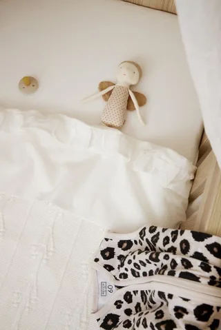 Ruffle wieglaken - 75x100cm - 0.3 TOG från Meyco i Offwhite – produktbild 4 av 4