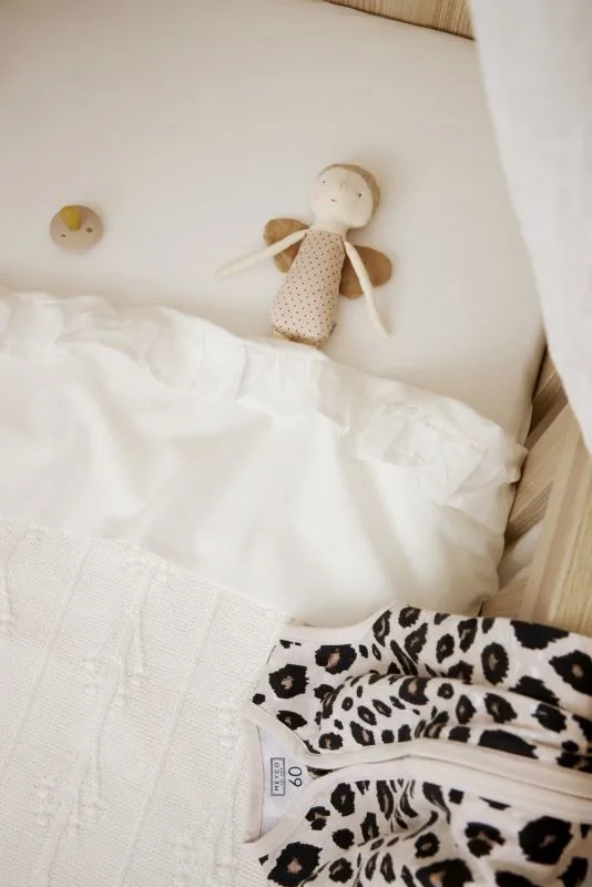 Ruffle wieglaken - 75x100cm - 0.3 TOG från Meyco i Offwhite – produktbild 4 av 4