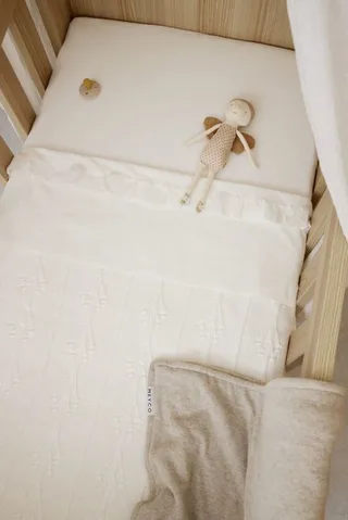 Ruffle wieglaken - 75x100cm - 0.3 TOG från Meyco i Offwhite – produktbild 3 av 4
