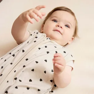 Sweet Heart baby zomerslaapzak - soft sand/black - 60cm - 0.3 TOG de Meyco en Sweet Heart Soft Sand, Noir – photo produit 3 sur 4