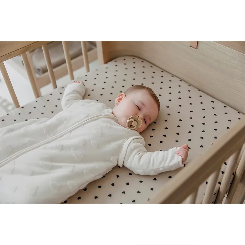 Sweet Heart Hoeslaken Ledikant - 60x120cm by Meyco in Soft Sand, Black – product photo 4 of 5