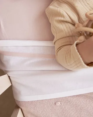 Uni hoeslaken ledikant - 60x120cm van Meyco in Soft Pink – productfoto 2 van 4