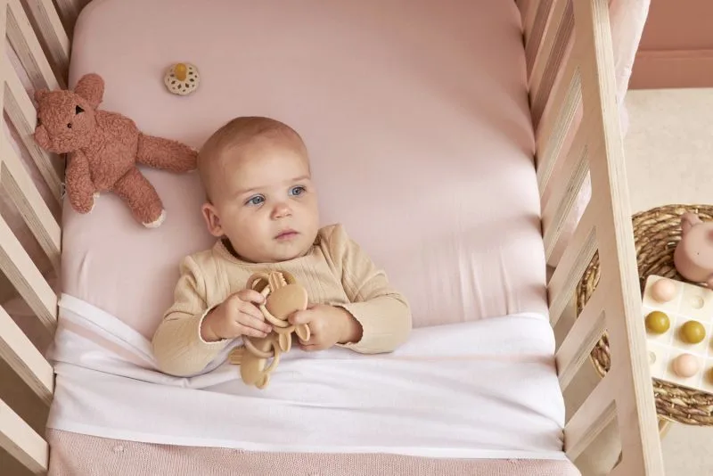 Uni hoeslaken wieg - 40x80/90cm van Meyco in Soft Pink – productfoto 4 van 4
