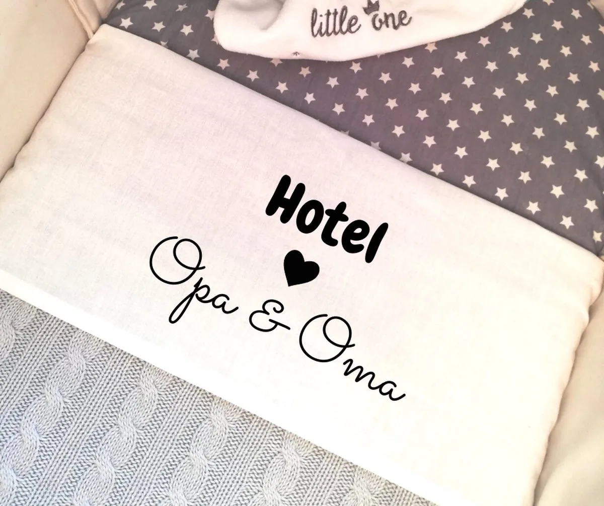 Wieglaken Baby | Hotel Opa & Oma | Laken Meyco wit | katoen | wit | 75 x 100 cm | Cadeau voor opa en oma van Meyco in Wit, Hotel opa & oma – productfoto