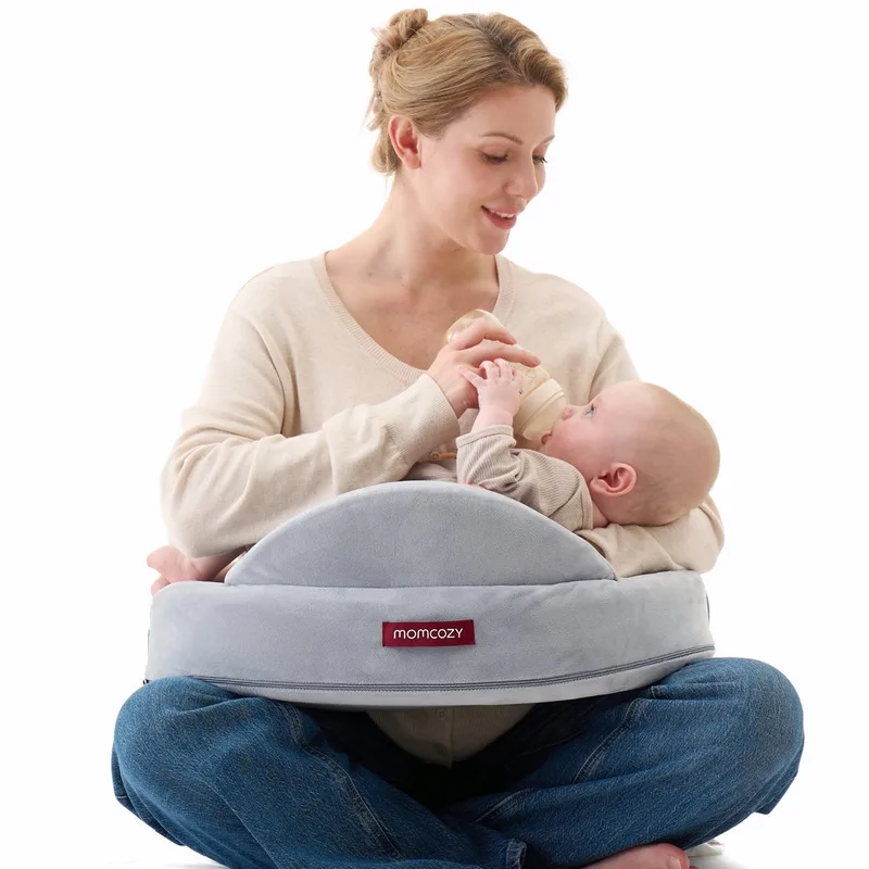 Voedingskussen - Opstaande rand - Memory foam - Verstelbare tailleband van Momcozy in Grijs – productfoto