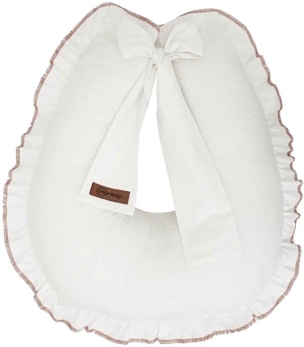 Ruffle White Voedingskussen van MorDesign in Wit – productfoto