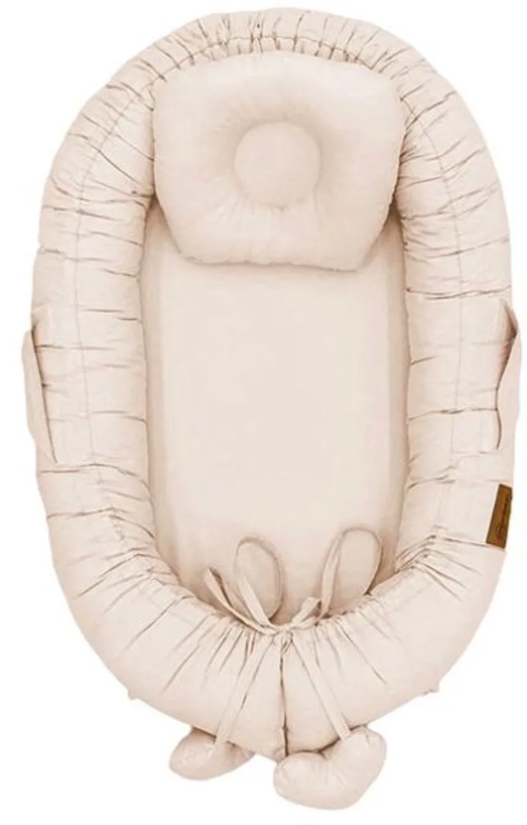 Sand Babynest met Kussen van MorDesign in Zand – productfoto