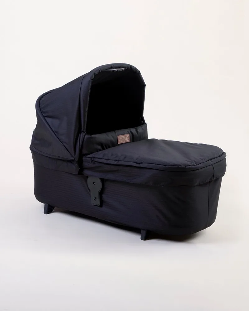 Reiswieg Carrycot Plus - V4 2026 - Heritage Collection – Geschikt voor Urban Jungle & Terrain V4 by Mountain Buggy in Zwart caviar – product photo