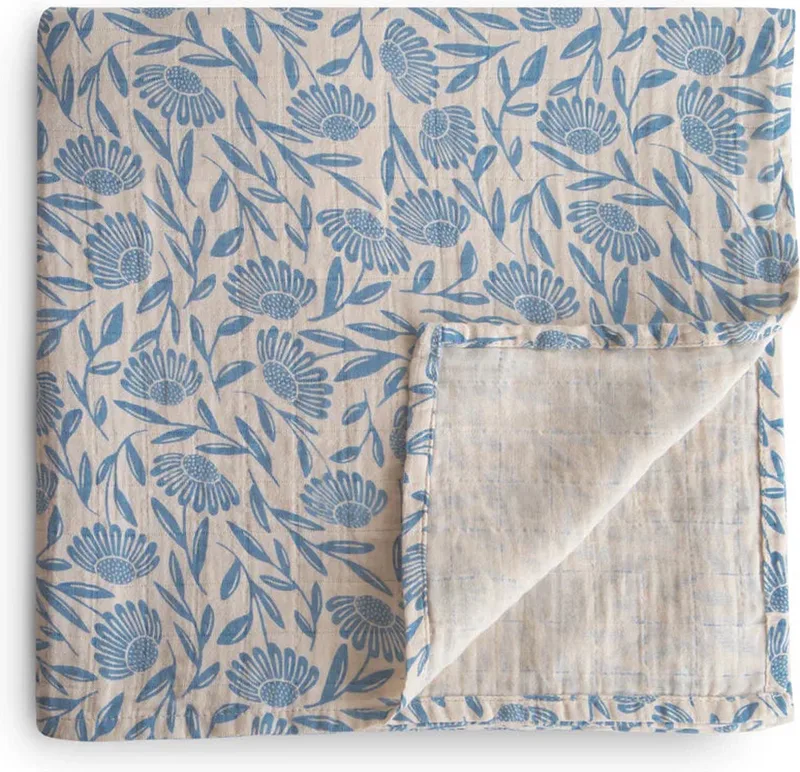 Hydrofiele Doek XL Swaddle Flowers by Mushie in Blue – product photo