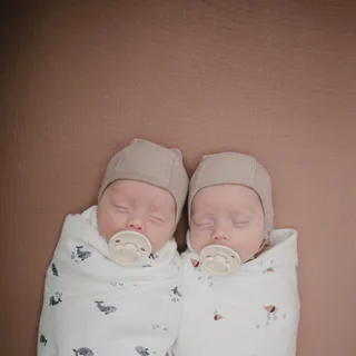 Hydrofiele Doek XL Swaddle från Mushie i Whales – produktbild 2 av 4