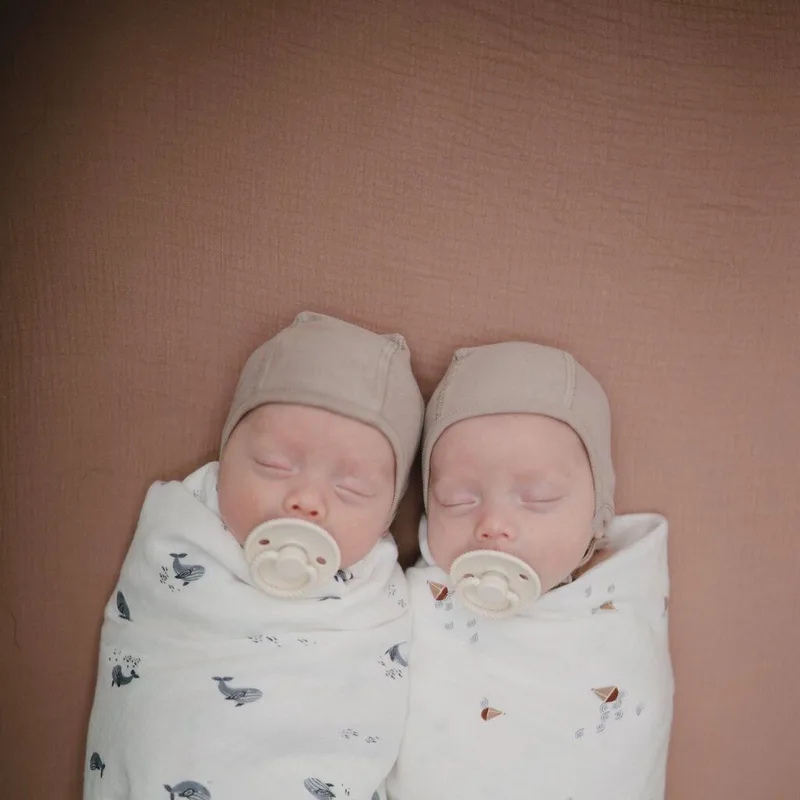 Hydrofiele Doek XL Swaddle från Mushie i Whales – produktbild 2 av 4