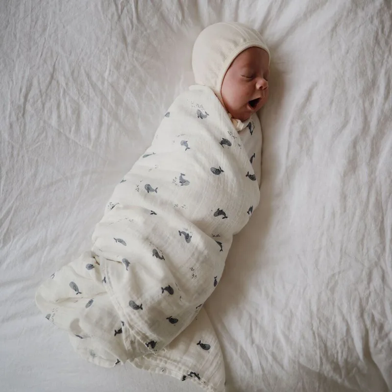 Hydrofiele Doek XL Swaddle från Mushie i Whales – produktbild 3 av 4