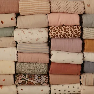 Hydrofiele Doek XL Swaddle från Mushie i Whales – produktbild 4 av 4
