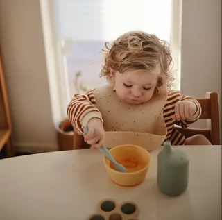 Kinderbestek Set Lepels - Cambridge / Shifting Sand van Mushie in Blauw – productfoto 2 van 2