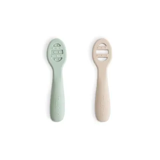 Lepels Mushie eerste voeding siliconen Cambridge Blue/Shifting Sand 2st van Mushie – productfoto 1 van 4