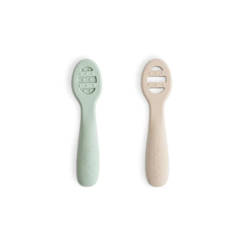 Lepels Mushie eerste voeding siliconen Cambridge Blue/Shifting Sand 2st van Mushie – productfoto 1 van 4