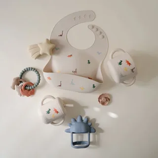 Oefenbeker met Rietje - Dino by Mushie in Beige 2 – product photo 3 of 4