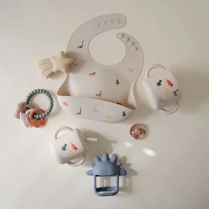 Oefenbeker met Rietje - Dino by Mushie in Beige 2 – product photo 3 of 4