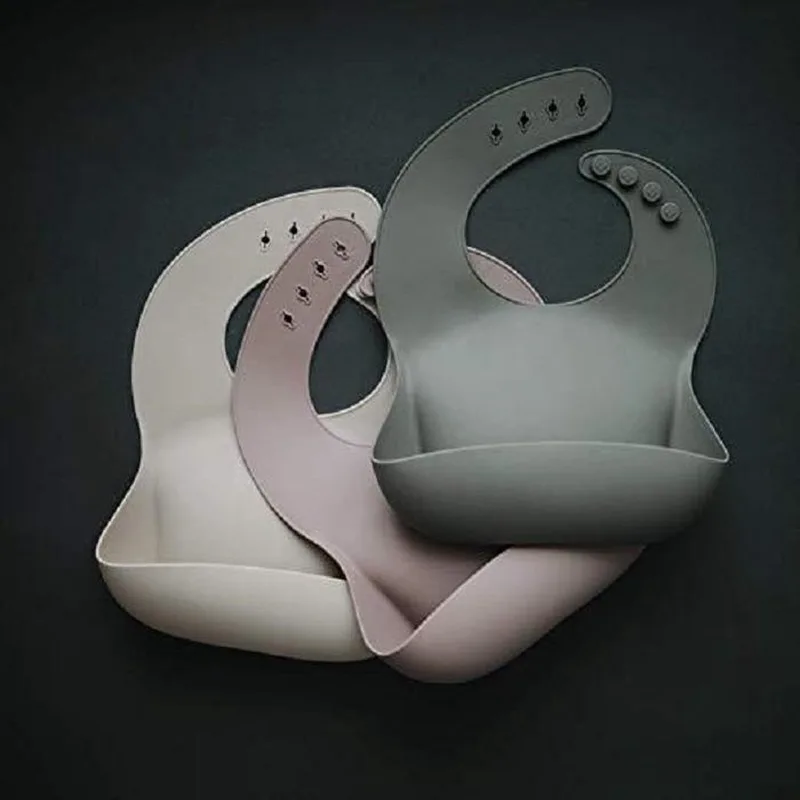 Siliconen Baby Slabbetje met Opvangbakje | Warm Taupe | BPA ftalaatvrij| afwasbaar de Mushie en Warm Taupe (oud roze) – photo produit