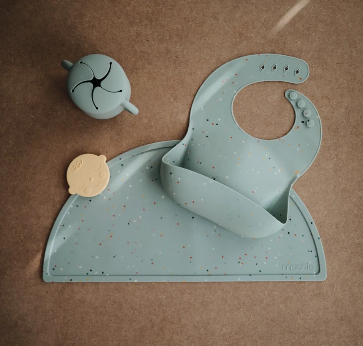 Siliconen Placemats - Placemats van Mushie in Cambridge Blue Confetti – productfoto