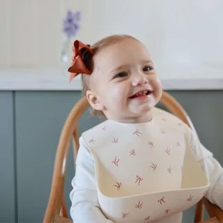 Siliconen Slabbetje - Bows by Mushie in Créme – product photo 2 of 3