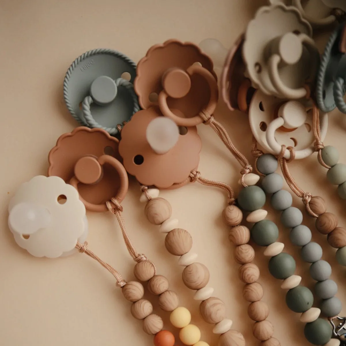 Siliconen Speenkoord Luna - Speenkoorden - Dried Thyme van Mushie in Groen – productfoto