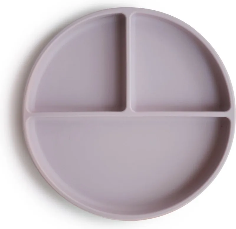 Assiette compartimentée en silicone avec ventouse, assiettes et bols de Mushie en Soft Lilac – photo produit