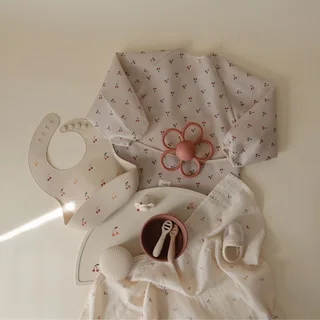 Slab Met Mouwen - Cherries by Mushie in Blush – product photo 3 of 4