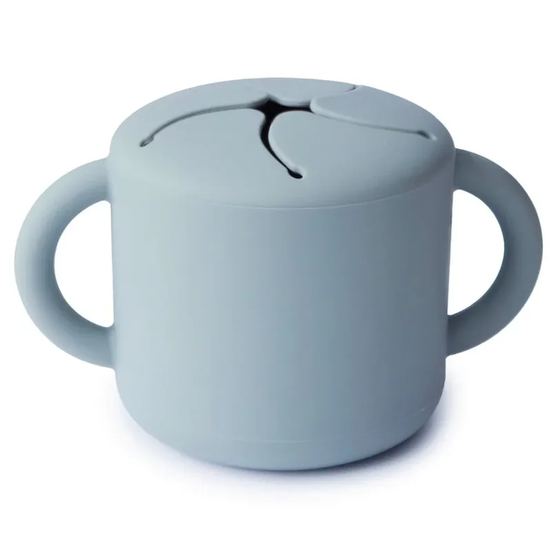 Snack cup - Powder Blue | Snack Beker van Mushie – productfoto