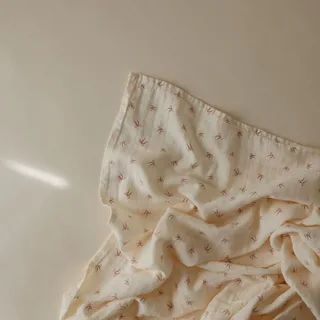 Swaddle - Bows - 120 x 120 cm van Mushie in Beige – productfoto 4 van 4