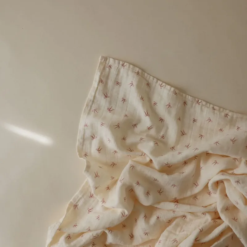Swaddle - Bows - 120 x 120 cm van Mushie in Beige – productfoto 4 van 4