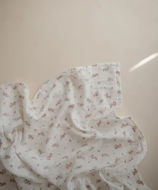 Swaddle - Pink Flower fra Mushie i Lyserød – produktbillede 3 af 3