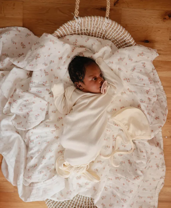 Swaddle - Pink Flower fra Mushie i Lyserød – produktbillede 2 af 3