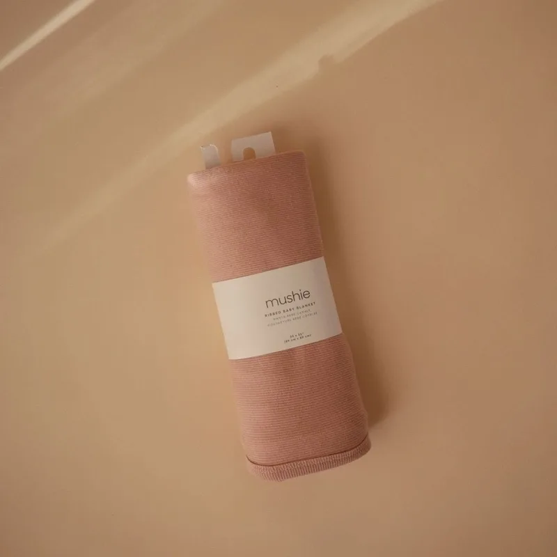 Wiegdeken Ribbed Baby Blanket - Blush by Mushie in Print – product photo 4 of 4
