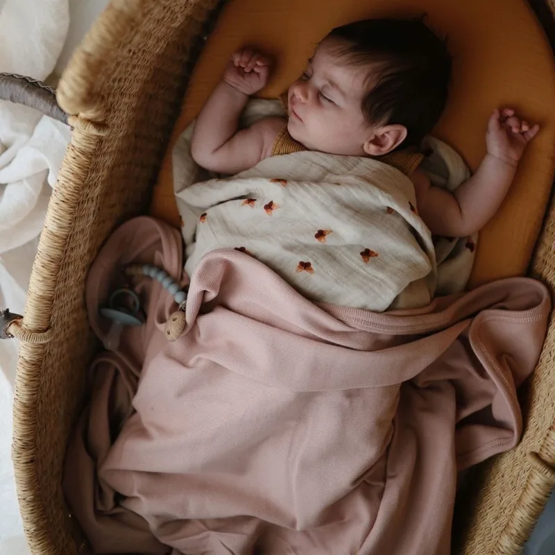 Wiegdeken Ribbed Baby Blanket - Blush by Mushie in Print – product photo 3 of 4