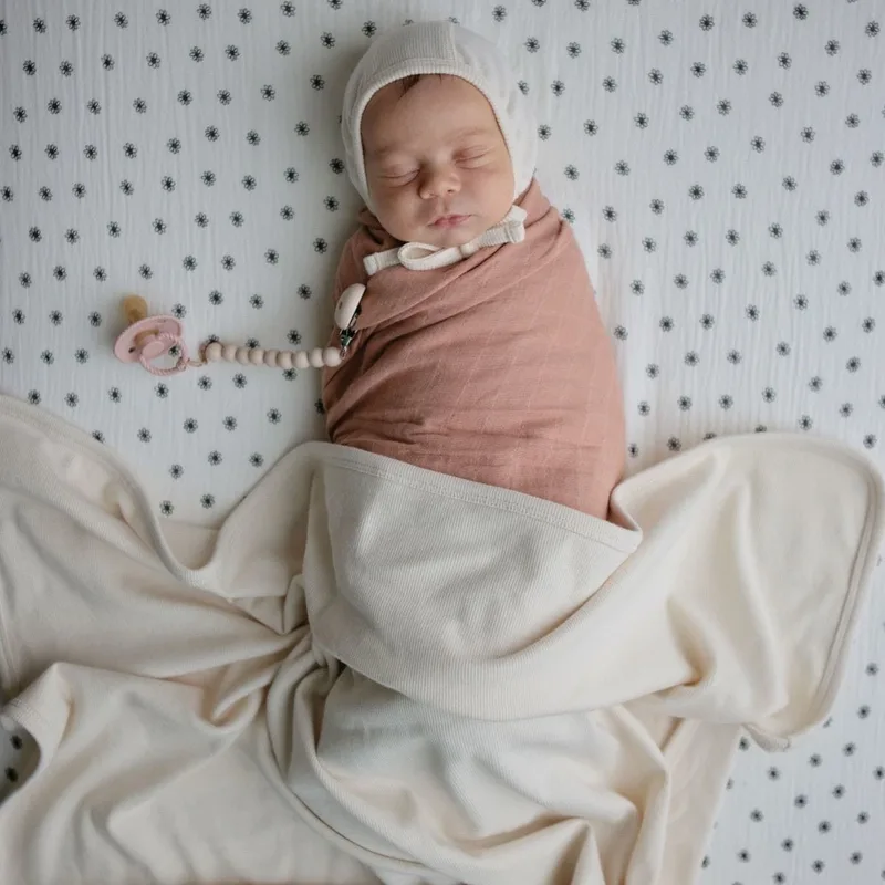 Wiegdeken Ribbed Baby Blanket by Mushie in Ivory – product photo 2 of 4