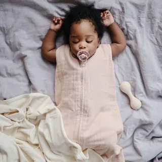 Wiegdeken Ribbed Baby Blanket by Mushie in Ivory – product photo 3 of 4
