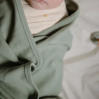 Wiegdeken Ribbed Baby Blanket - Roman van Mushie in Groen – productfoto 3 van 4