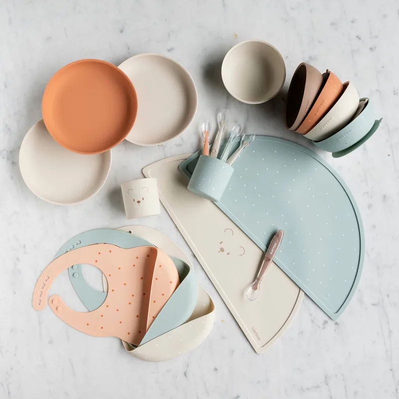 SILICONE Slabbetje met Opvangbakje - 21 cm van Nattou in Klei – productfoto