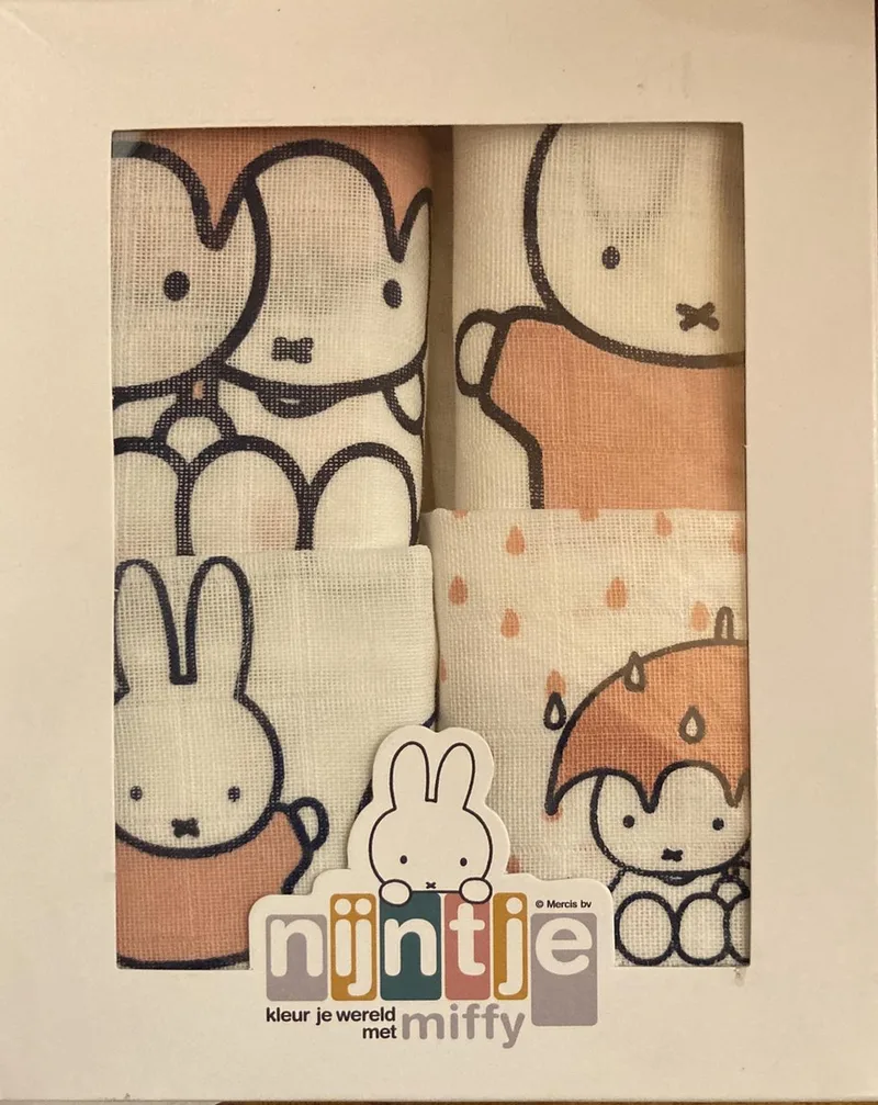 geschenkset meisje 2 luiers en 2 monddoekjes hydrofiel van Nijntje in Roze – productfoto